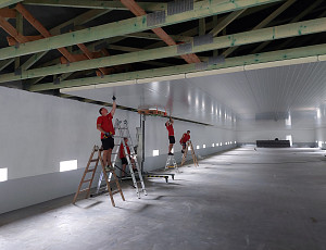 Podhled novostavby haly pro chov drůbeže